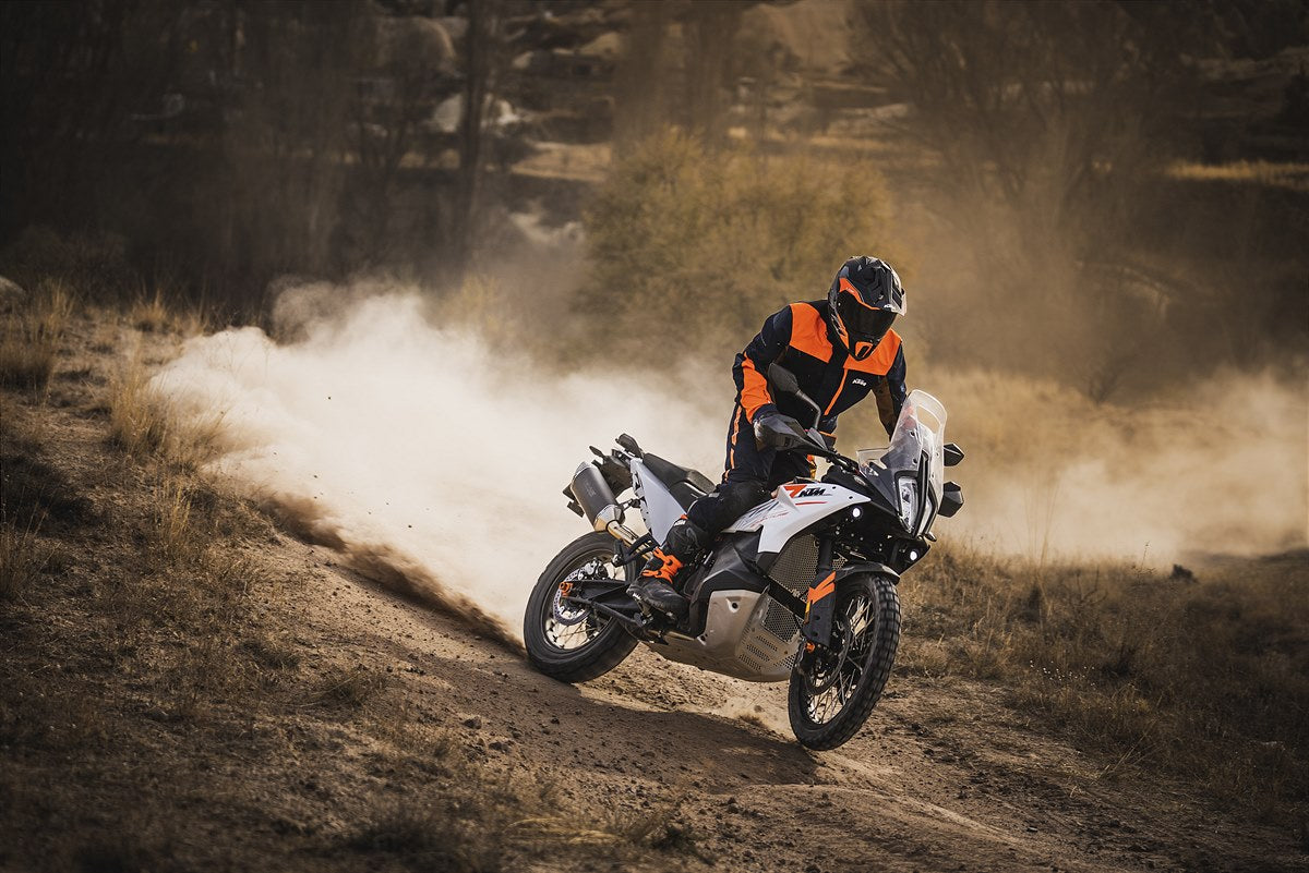 KTM 790 Adventure kehrt 2023 zurück – Motorrad Abenteuer und Camping  Ausstattung von Lone Rider